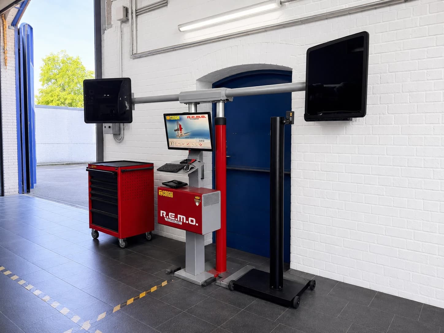 Arbeitsplatz des R.E.M.O. Compact Due Achsmesssystems mit drei Monitoren