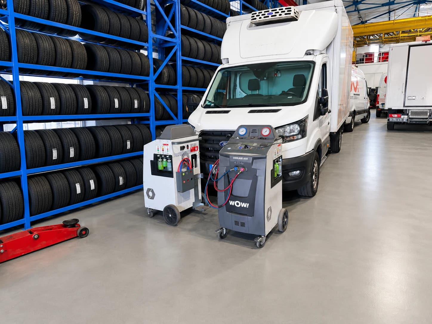 Klimaservicegeräte sind mit einem sauberen Kühltransporter in der Carex Werkstatt verbunden